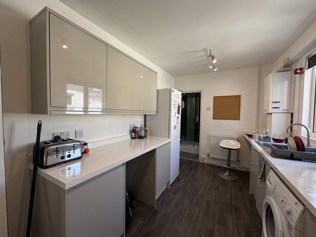17 Headland Park Flat 2 3 bed apartment £636 pcm (£147 pw)