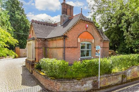 2 bedroom detached house for sale, Denne Road, Horsham, West Sussex