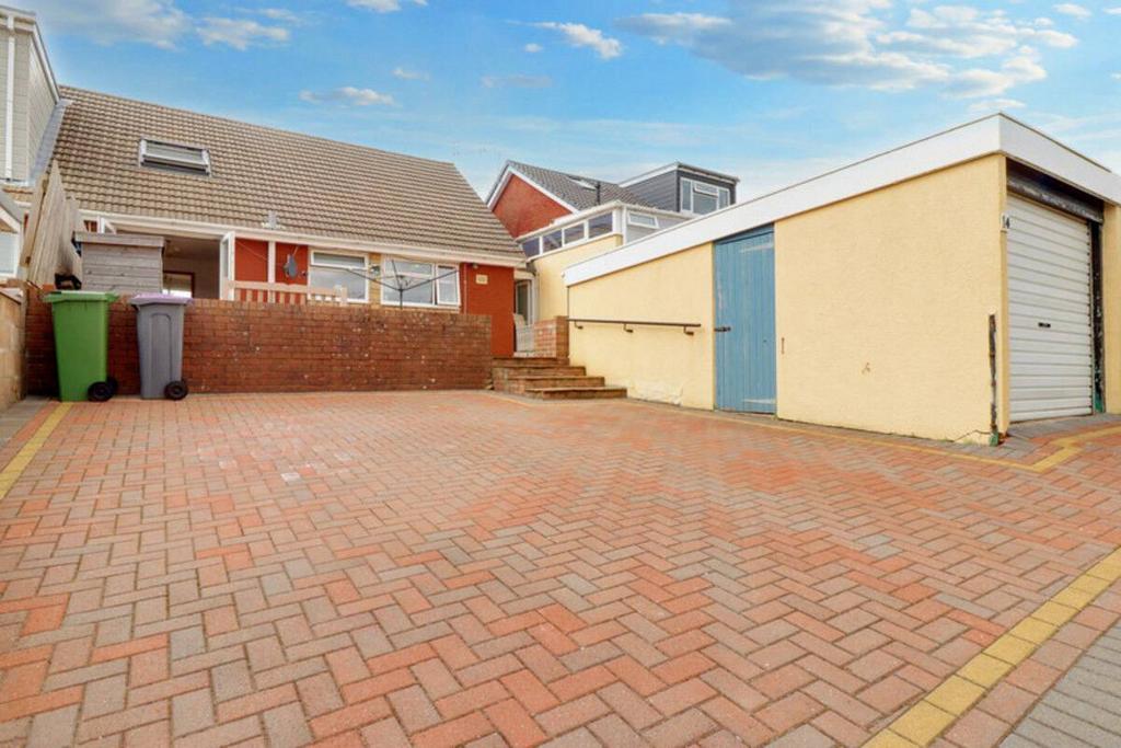 Llanover Road Estate, Pontypool 3 bed semidetached bungalow for sale
