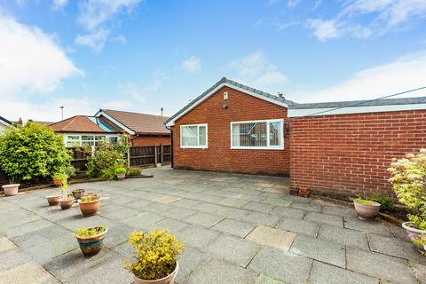 2 Fulwood Close, Bury, BL8 2TL