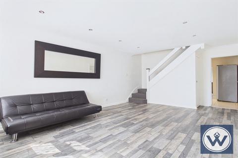 2 bedroom terraced house to rent, Cleave Avenue, UB3
