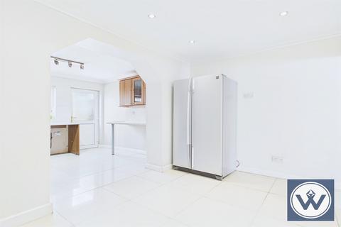 2 bedroom terraced house to rent, Cleave Avenue, UB3