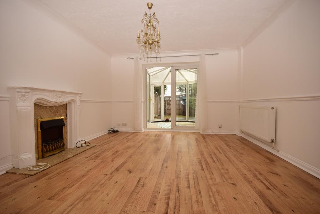 Wood Green, Basildon, SS13 2 bed terraced house to rent £1,500 pcm (£