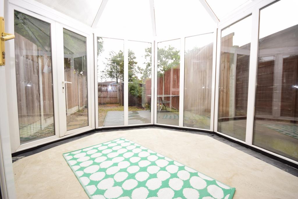 Wood Green, Basildon, SS13 2 bed terraced house to rent £1,500 pcm (£