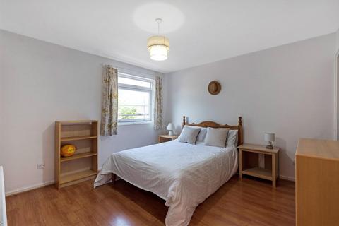 3 bedroom flat to rent, Dighton Court, John Ruskin Street, London, SE5