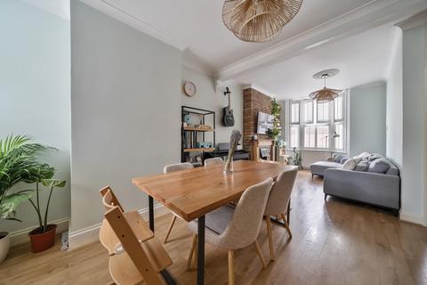6 Aitken Road, London, SE6 3BG