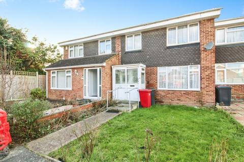 3 bedroom terraced house to rent, Hadlow Court, Slough