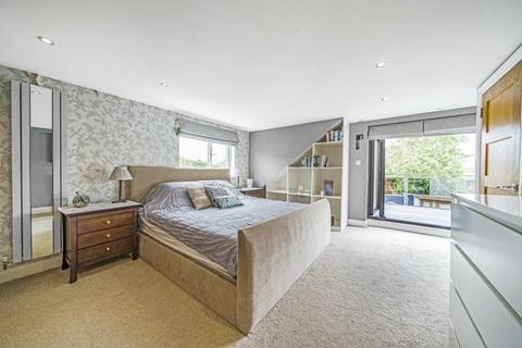 4 bedroom detached bungalow to rent, Staines-Upon-Thames,  Surrey,  TW18