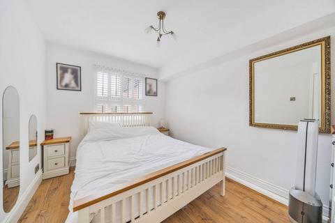 2 bedroom flat for sale, Foxhills, Woking, GU21