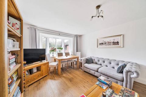 2 bedroom flat for sale, Foxhills, Woking, GU21