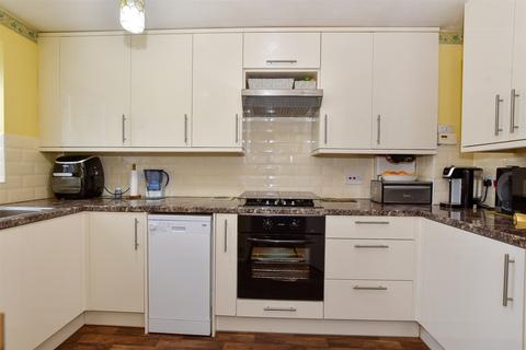 11 Aldington Close, Dagenham, RM8 1YQ