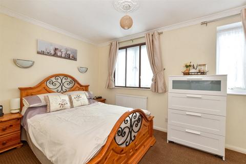 11 Aldington Close, Dagenham, RM8 1YQ