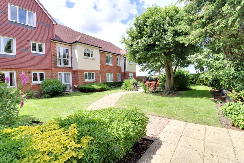 APSLEY LODGE, LONDON ROAD, WATERLOOVILLE 1 bed flat for sale - £159,950