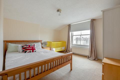 3 bedroom flat for sale, Sisters Avenue, London SW11