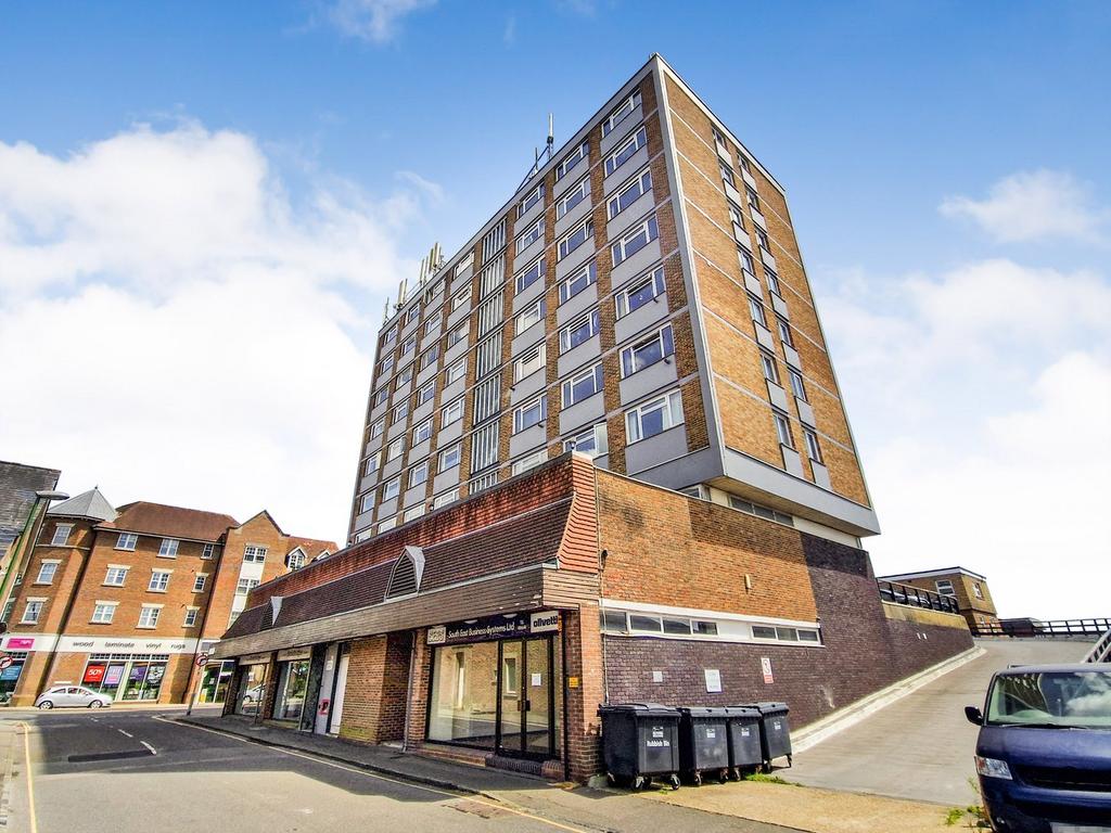 Gower Road, Haywards Heath, RH16 2 bed apartment £140,000
