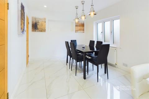 4 bedroom detached house to rent, Rosebery Road, Epsom, Surrey. KT18