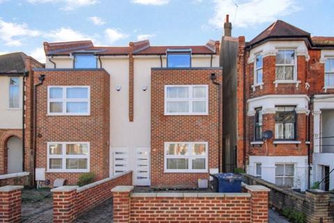 4 bedroom terraced house to rent, Agnes Road, Acton, London