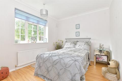 98 Alington Grove, Wallington, SM6 9NG