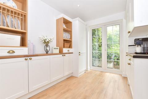 98 Alington Grove, Wallington, SM6 9NG