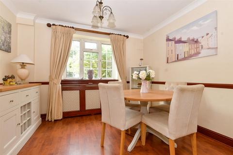 98 Alington Grove, Wallington, SM6 9NG