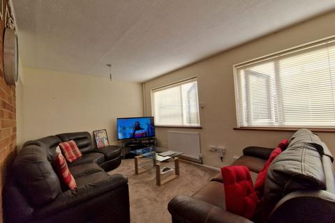 3 bedroom terraced house to rent, Link Road, Canvey Island, SS8