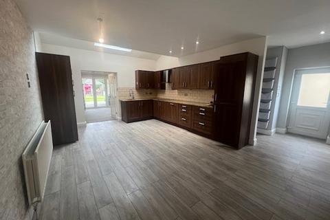 3 bedroom detached house to rent, Halifax Road, Liversedge, West Yorkshire, WF15