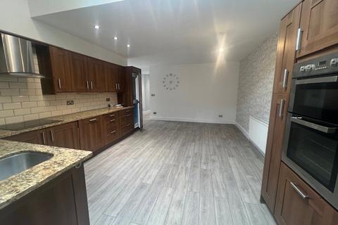 3 bedroom detached house to rent, Halifax Road, Liversedge, West Yorkshire, WF15