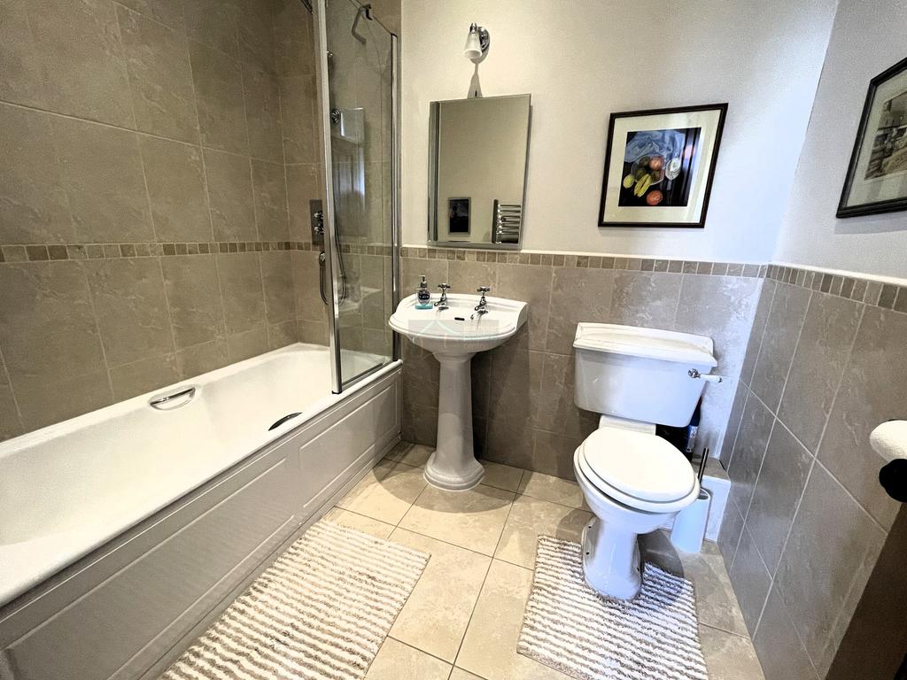 Master Bedroom En-Suite.JPG