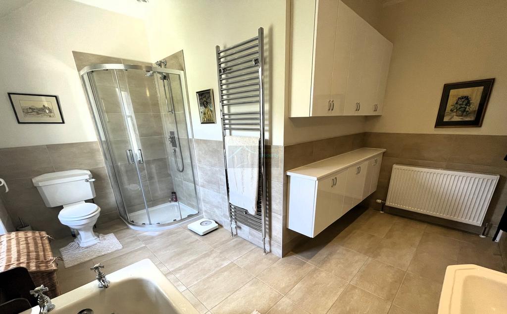 Bathroom b.JPG
