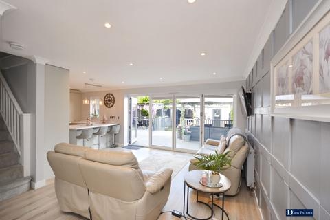 4 Fleming Gardens, Harold Wood, Romford, RM3 0WA