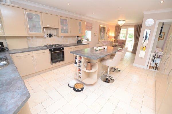 Open plan kitchen &amp; dining room