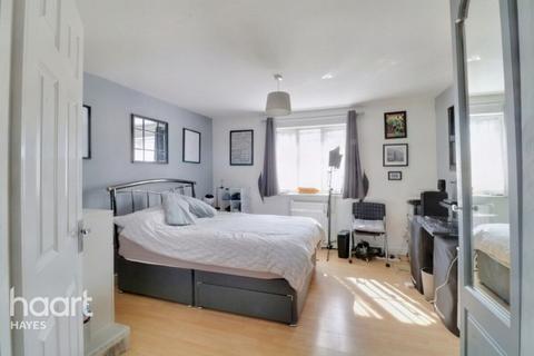 22 Rose Park Close, Hayes, UB4 9AT