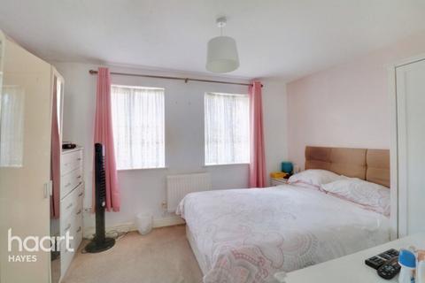 22 Rose Park Close, Hayes, UB4 9AT