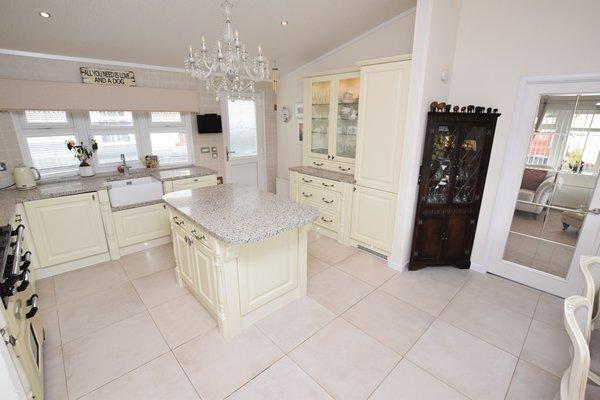 Open plan kitchen &amp; dining room