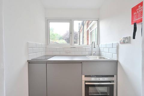 Studio to rent, Thornton Avenue, Chiswick, London, W4