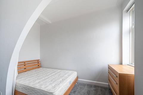 Studio to rent, Hall Road, St John's Wood, London, NW8