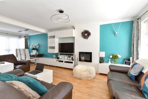 31 Tangmere Crescent, Hornchurch, RM12 5PP