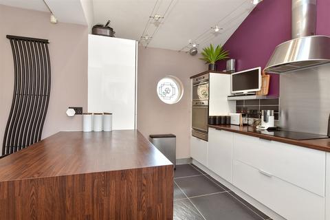 31 Tangmere Crescent, Hornchurch, RM12 5PP