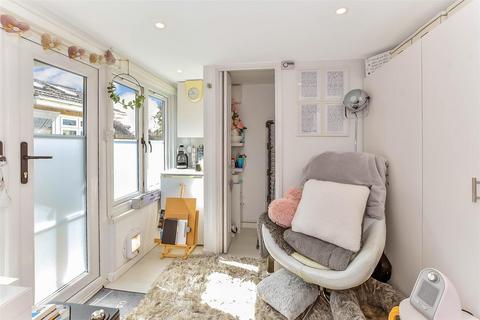 31 Tangmere Crescent, Hornchurch, RM12 5PP