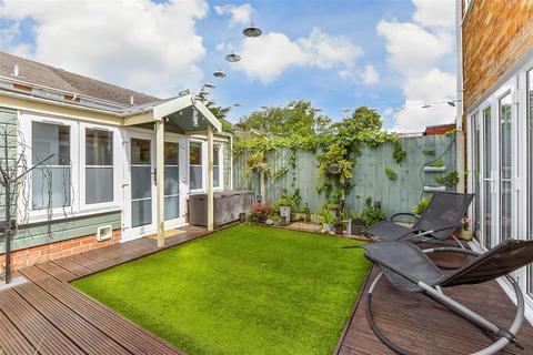 31 Tangmere Crescent, Hornchurch, RM12 5PP