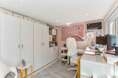 31 Tangmere Crescent, Hornchurch, RM12 5PP