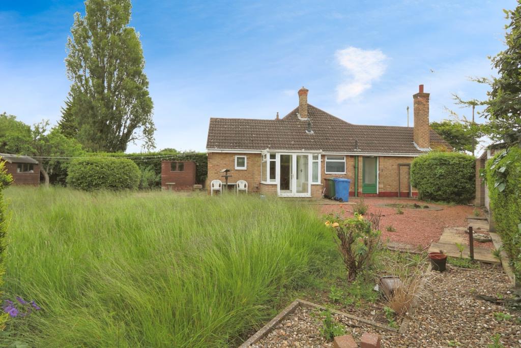 Mayland Drive, Cottingham, HU16 5NE 2 bed semidetached bungalow for