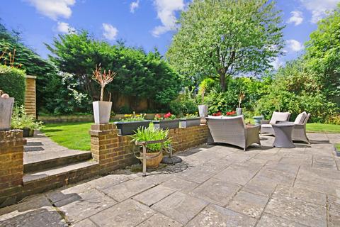2 Chantlers Close, East Grinstead, RH19 1LU