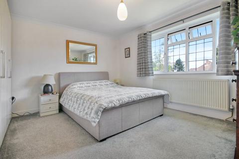 2 Chantlers Close, East Grinstead, RH19 1LU