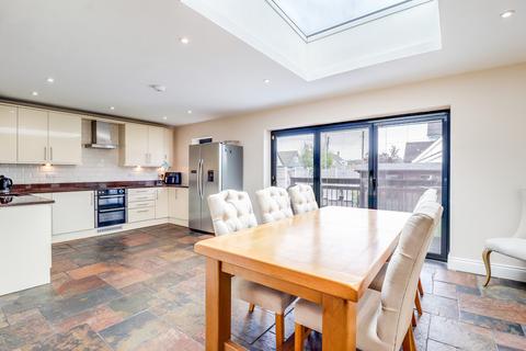 4 bedroom detached house for sale, High Road, South Benfleet