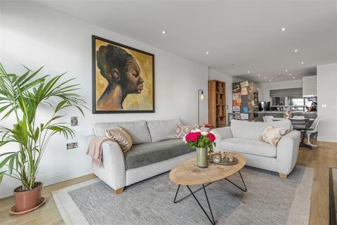 2 bedroom flat for sale, Warburton Road, E8