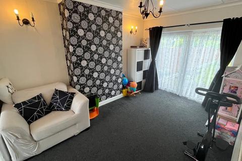 3 bedroom semi-detached house to rent, Sunbury Road, Feltham, TW13