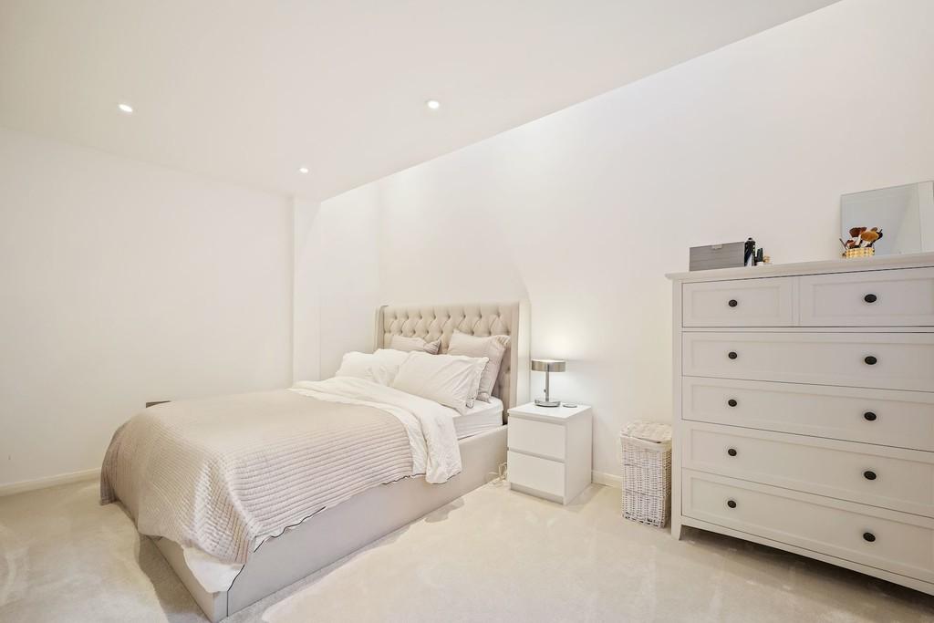 12-fc6580363 VM-FLAT 1,36-38 DECIMA STREET SE1 4 QQ