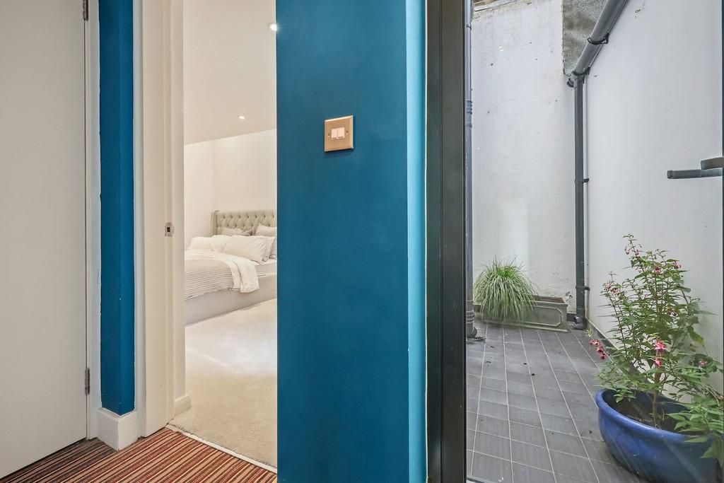 15-dd6280363 VM-FLAT 1,36-38 DECIMA STREET SE1 4 QQ