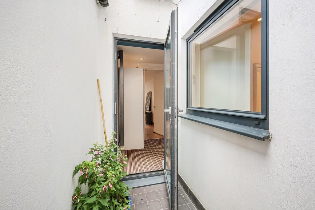16-94b280363 VM-FLAT 1,36-38 DECIMA STREET SE1 4 QQ